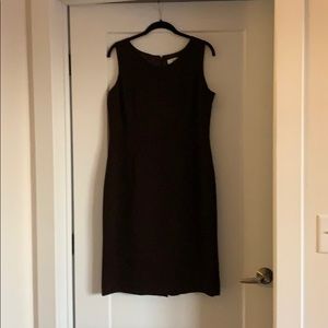 Simple and comfortable dress for the workplace